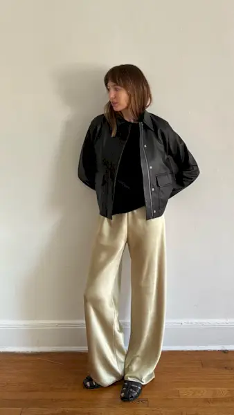 An image of @lizzyhadfield wearing a summer trouser trend.