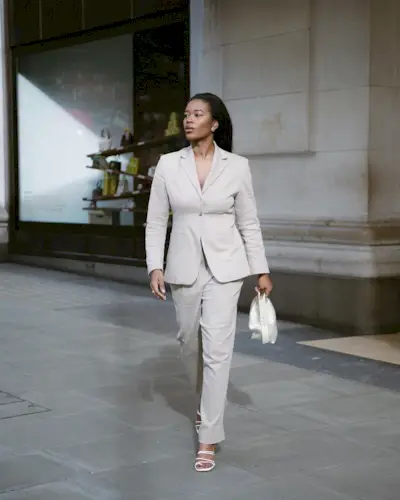 how-to-walk-in-heels-128042-1651227892637-main