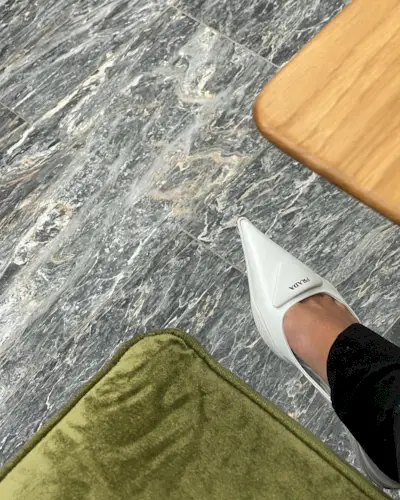 how-to-walk-in-heels-128042-1651227689311-main