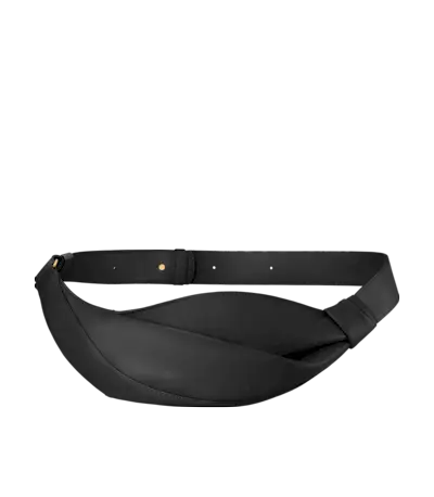 @dawn.tan wear a pair of cream jeans with a black T-shirt and a striped jumper