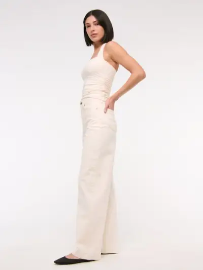 best petite fashion brands @ninaleacaine wearing blazer, yellow shirt and abercromibe & fitch jeans