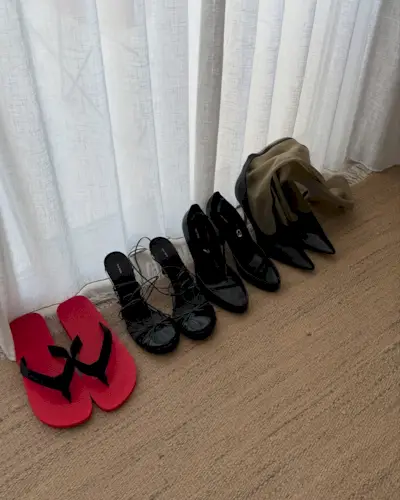 An image of @nlmarilyn wearing The Row Dune flip flop sandals, one of the 'it' sandals of 2025.