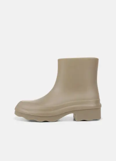 Nia Rainboot